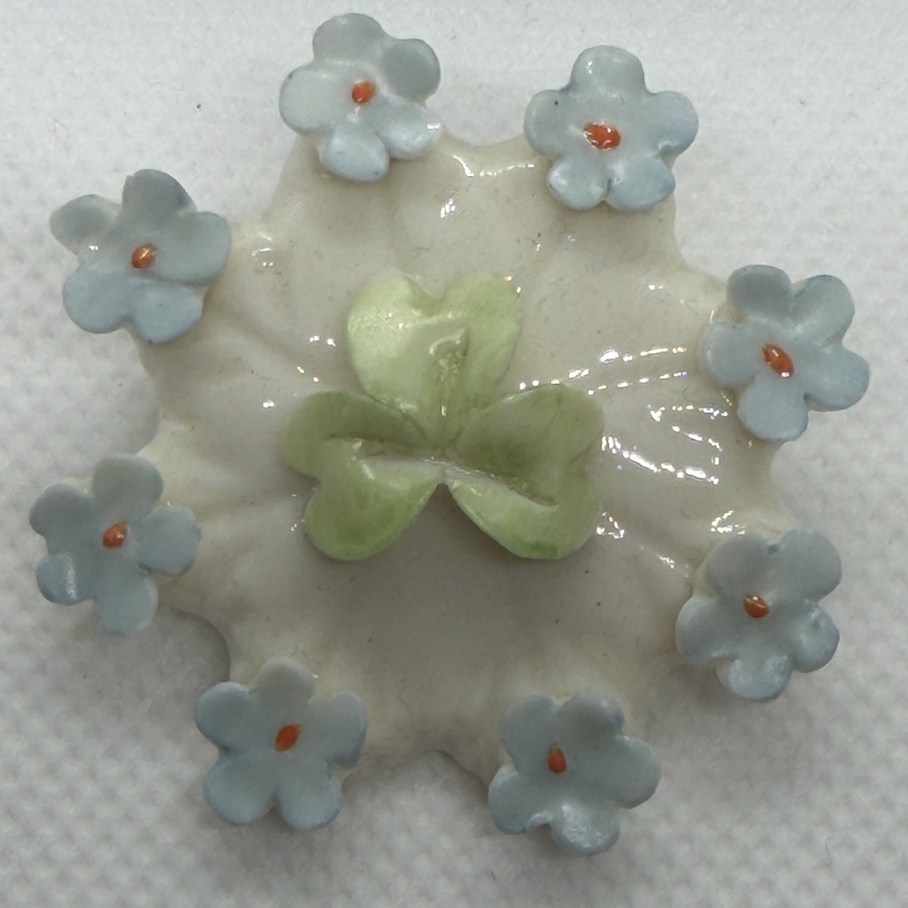 1923 Rare Vintage Belleek Ireland Porcelain Forget Me Not Flower Pin Brooch - Picture 4 of 6